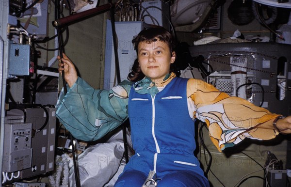 Cosmonaut svetlana savitskaya, part of the first coed space crew, in the orbital space station salyut 7 during the soyuz t-7 mission, august 1982.