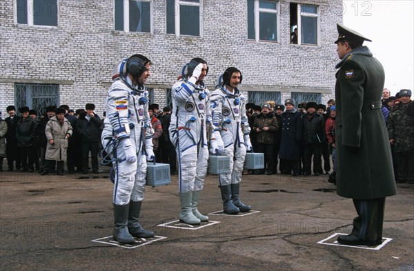 Soyuz tm-25, cosmonauts reinhold ewald, vasily tsibliyev, and aleksandr lazutkin prior to the launch of their mission, 1997.