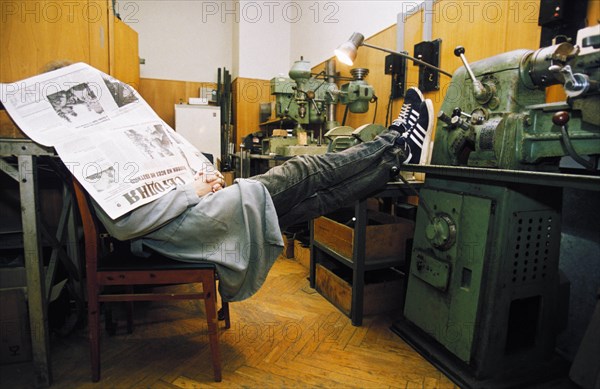 A typical scene - a worker with nothing to do due to a lack of orders during the economic crisis, october 1998.