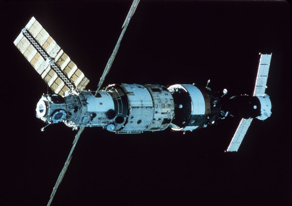 Soyuz tm-3: mir space station with quant cargo module, 1988.