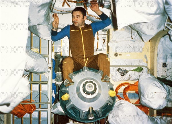 Soyuz tm-2, soviet cosmonaut yuri romanenko aboard the mir space station with a unit of the quant module, 1987.