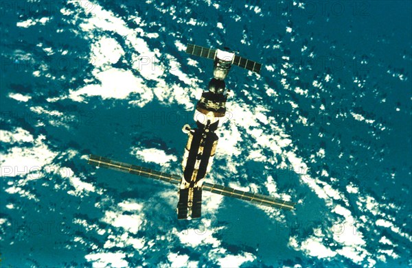 Mir space station 1988, mir docked with quant module and soyuz tm-5.