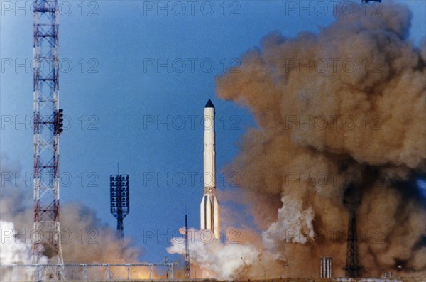 Launch of the proton rocket carrying the soviet space probe vega 2 at the baikonur cosmodrome, december 21, 1984, the international project included specialists from austria, bulgaria, czechoslovakia,frg, france, gdr, poland and ussr, it's mission, in addition to landing on venus, also included the first direct research of halley's comet.