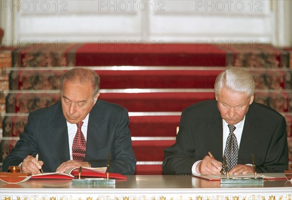 Boris yeltsin (r) and gaydar aliyev signed the agreement on friendship and cooperation in the kremlin, 1997.