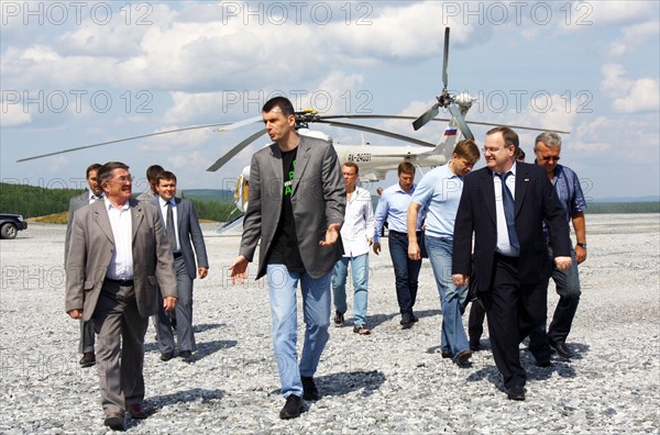 Krasnoyarsk territory, russia, july 20, 2009, mikhail prokhorov, polyus gold (polyus zoloto) chairman, and onexim (oneksim) group president, centre, visits blagodatnoe gold ore field, owned by oao polyus zoloto.