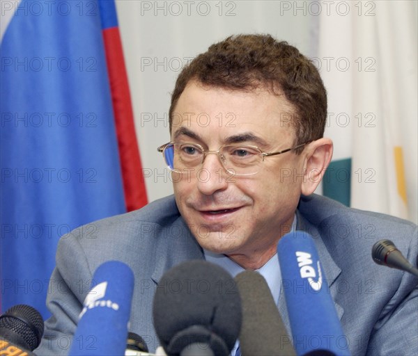 Moscow, russia, the new head of russian oil giant yukos, simon kukes smiles at a news conference on the company's new management board, tuesday, november 4, 2003, in the background seen alexander temerko, senior vice president of yukos-moscow company.