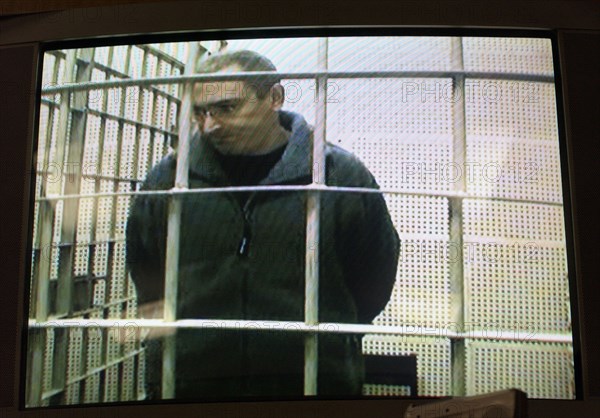 Moscow, russia, january 15, 2004, former ceo of the yukos oil giant mikhail khodorkovsky speaking to the court via a closed circuit television from moscow's matrosskaya tishina detention centre, thursday, the moscow city court met in session to consider an appeal of khodorkovsky's lawyer against extension of his term in custody, former yukos head asked the judge to release him from pre-trial detention facility and place him under house arrest.