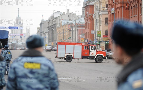 Moscow, russia, march 29, 2010, fire engine stands in lubyanskaya (lubyanka) square, outside lubyanka metro station, sokolnicheskaya line of the moscow where an explosion rocked during the rush hour killing more than twenty passengers.