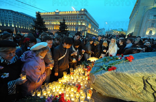 Moscow, russia, march 31, 2010, more than 3000 people have come to lubyanka square to pay the tribute to the memory of the victims of the latest terrorist bomb attacks in the capital and kizlyar, thousands of candles are lit at the 'without words' public gathering, at least 39 people were killed in the moscow metro and 12 in double dagestan bombings.