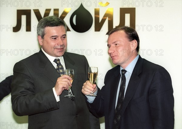 Moscow, vagit alekperov (left), president of the lukoil company, and vladimir potanin, president of the 'oneximbank' are clinking glasses after signing an agreement on partnership in financial, production, regional and legal spheres, may 27, 1998.