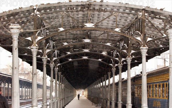 Moscow, russia, january 26, 2005, metal sheds of passanger stages will be disassembled during reconstruction of belorussky railway terminal which has begun in moscow.