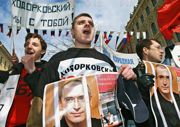 St,petersburg, russia, april 24, 2005, demonstrators hold a banner reading 'khodorkovsky, we stand by you!' during an action in support of mikhail khodorkovsky, former ceo of russian oil giant yukos and his partner platon lebedev in st,petersburg.