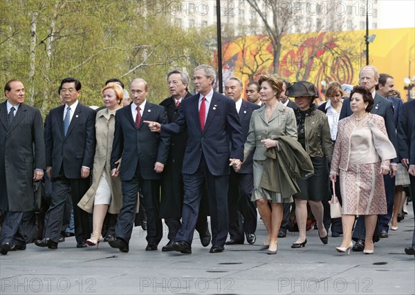 Ceremony at the tomb of unknown soldier at the kremlin wall in moscow, monday, may 9, 2005