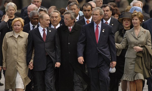 Ceremony at the tomb of unknown soldier at the kremlin wall in moscow, monday, may 9, 2005