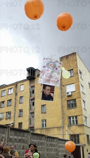 Moscow, russia, june 26, 2005, mikhail khodorkovsky's supporters stage a picket in front of matrosskaya tishina, the pre-trial prison in northern moscow, june 26, 2005, demonstrators came with birthday greetings on sunday, as the jailed ex-yukos chief turned 42.