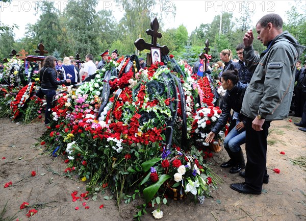 Yaroslavl, russia, september 10, 2011, relatives and fans grieve during the funeral of 14 hc lokomotiv yaroslavl players at leontyevskoye cemetery, a yakovlev yak 42 charter flight, which was to take lokomotiv yaroslavl hockey team to minsk, crashed on 7 september, shortly after the take off from yaroslavl's tunoshna airport, killing 43 out of the 45 people on board, 37 lokomotiv players died in the crash, one survived.
