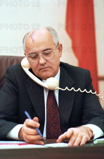 Ussr, moscow, president of the ussr mikhail gorbachev informs us president george bush over the telephone on his resignation, december 25, 1991.