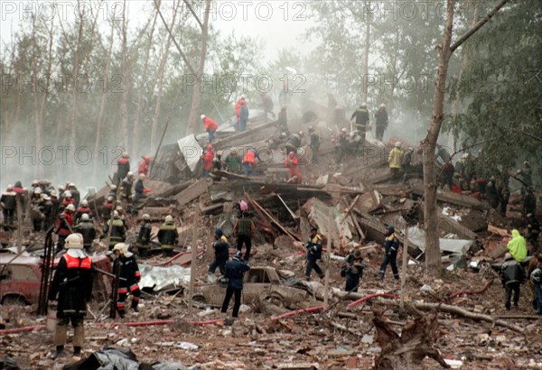 Moscow,russia, september 13, 1999, rescuers and fire-fighters search the rubble left of the apartment block on 6 kashirskoye shosse by the blast that ripped through it at 5 a,m,, on monday, about 40 bodies have been recovered as of 11 a,m, monday from the ruins, specialists say the number of fatalities can be grow over 100, three surviving tenants have been recovered from the rubble early in the day.