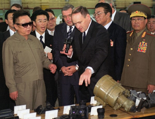 Novosibirsk, russia, august 11, 2001, director general of the novosibirsk instrument-building plant yuri metelsky (c) pictured demonstrating the production of his plant - some infra-red night vision devices to the north korean leader kim jong il (l) who arrived in novosibirsk on saturday.