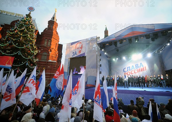 Moscow, russia, december 12, 2011, demonstrators listen to pro-kremlin activists during a rally in support of medvedev and putin in central moscow, the event took place two days after a mass protest against alleged vote rigging in the 4 december parliamentary election.