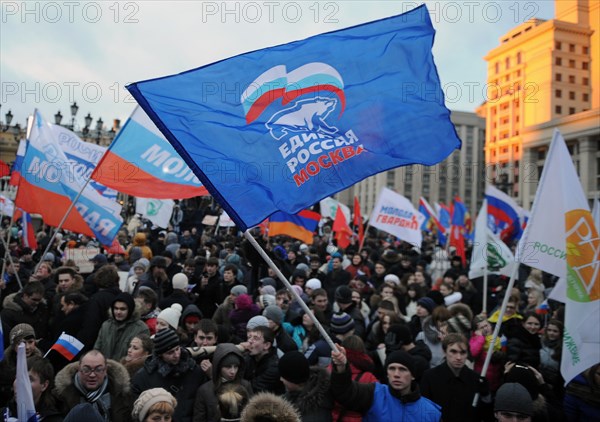 Moscow, russia, december 12, 2011, demonstrators wave flags during a rally staged by pro-kremlin youth groups in central moscow, the event took place two days after a mass protest against alleged vote rigging in the 4 december parliamentary election.
