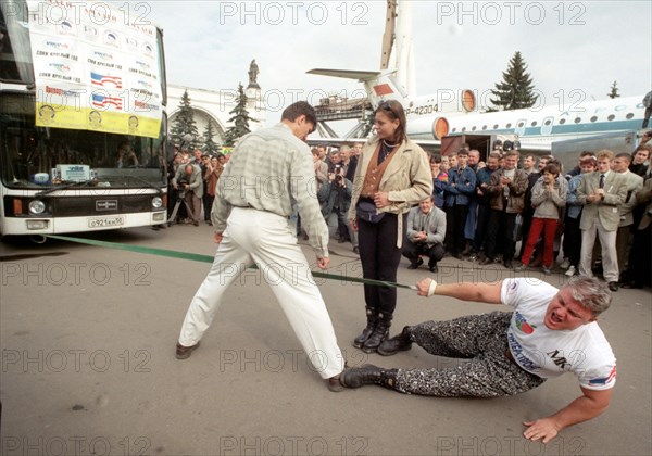 A new most interesting record was set up on september 17, 1997 at the opening ceremony of an annual exhibition 'podmoskovye' (districts near moscow) at the russia's exhibition centre, by famous russian athlete vladimir turchinsky nick-named 'dynamite', using an ordinary strap and only one hand he moved a bus weighing 18 tons a distance of near 15 metres, 'it's even easier than i've thought', the sportsman said.