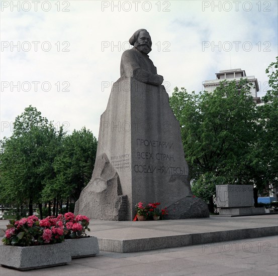Moscow, ussr, 1987, karl marx monument in theatre square, the monument foundation-stone was laid by vladimir lenin may 1, 1920, but this monument by lev kerbel was unveiled 41 years later, october 1961.