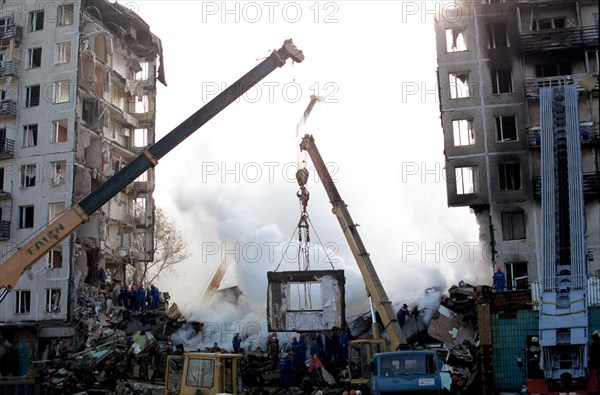 Moscow, russia, september 9, 1999, picture shows the rescue operations at the residential blok in guryanova street in a moscow outskirts after a strong burst that tolled thirteen people, including one child, last night, presumably, around 150 people were trapped under the debris, however, by 6:30 am a total of 177 tenants have been rescued from under the debris,clean-up continues and more survivors are being found, seventy people have been hospitalized.
