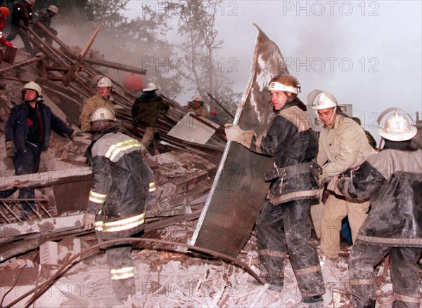 Moscow, russia, september 13, 1999, rescuers shown working at the rubble of the apartment block that was blasted last night on moscow's kashirskoye shosse, southeasteen municipal district, here on monday, twenty-two bodies, including of two children, have been recovered as of 8,30 a,m, moscow time from the debris,nine people have been hospitalised with injuries, the eight-storey apartment block was built in 1959, preliminary information suggests that its basement was leased to somebody.