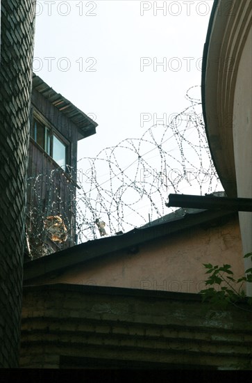 Moscow, russia, june 15, , a barbed wire pictured on the fence of the butyrka investigation ward in downtown moscow, where the head of the russian media-most holding vladimir gusinsky is kept for the third day on.