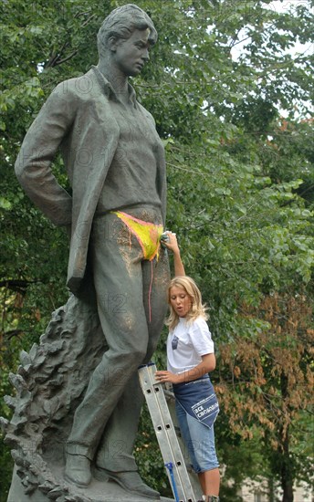 Leader of the 'vse svobodny' youth movement ksenia sobchak washes paint off a monument to russian poet sergei yesenin as part of the action  'tverskoi boulevard - clean zone', july 12, 2006, moscow, russia.