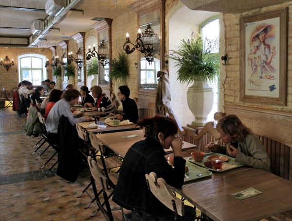 Guests have a meal at moscow's grabli (rake) restaurant, moscow, russia, september 2006.