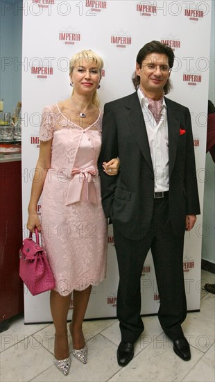Moscow, russia, november 26, 2006, lukoil vice president leonid fedun and his spouse pose for the press after the golden gramophone (zolotoi grammofon) music awards ceremony in the state kremlin palace.