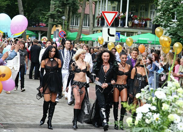 Crooner valery leontiev, centre, arrived for the opening of the international contest for young pop singers, new wave (novaya volna) 2007, in the baltic resort town of jurmala, latvia, july 26, 2007.