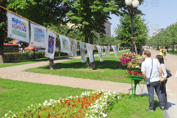 Moscow, russia, august 9, 2007, people view the pictures displayed at tsvetnoy boulevard during the 'children are drawing!' action.