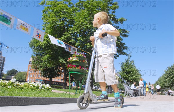 Moscow, russia, august 9, 2007, boy views the pictures displayed at tsvetnoy boulevard during the 'children are drawing!' action.