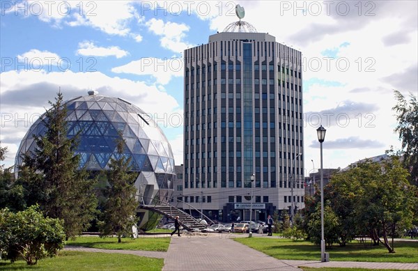 Siberian branch of the savings bank of russia (sberbank) in novosibirsk, russia, september 2007.
