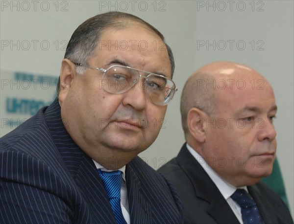 Moscow, russia, october 2, 2007, gazprominvestholding general director alisher usmanov (l) and chairman of the russian federal agency for culture and cinematography mikhail shvydkoi at a press conference on the rostropovich-vishnevskaya collection's fate in russia.