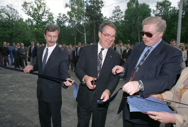 Moscow region, august 26, 1994, the head of the odintsovo logovaz service centre, yevgeny (evgeni) nemenov (1st l), max (maks) dainovich of general motors corporation (c), and ao logovaz first deputy director, badri patarkatsishvili, cutting the ribbon to open the new logovaz service centre, in odintsovo, outside moscow.