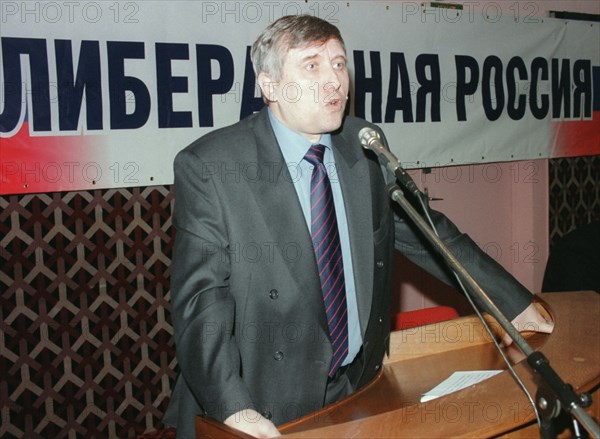 Moscow, russia, december 22, 2001, representative of the union of right-wing forces (sps) sergei yushenkov holds the floor at the constituent congress of the liberal russia movement on saturday, the political council of the party was elected at the congress, with sps members sergei yushenkov and viktor pokhmelkin, as well as media tycoon boris berezovsky as co-chairmen, the liberal russia will be turned into a party in march 2002.