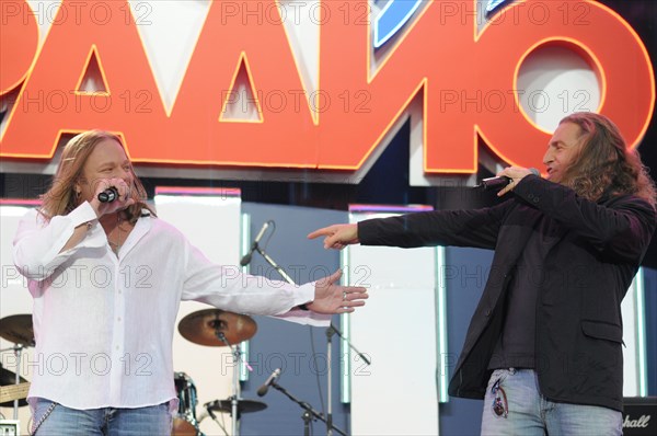 Singers vladimir presnyakov (l) and leonid agutin perform at the concert marking the 15th anniversary of the avtoradio radio station in vasilyevsky spusk off red square, moscow, russia, may 31, 2008.