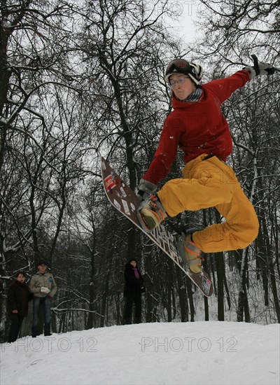 Snowboarder jumps during the 3rd moscow family alpine skllng fest on vorobyevy (sparrow) hills, moscow, russia, february 8, 2009.