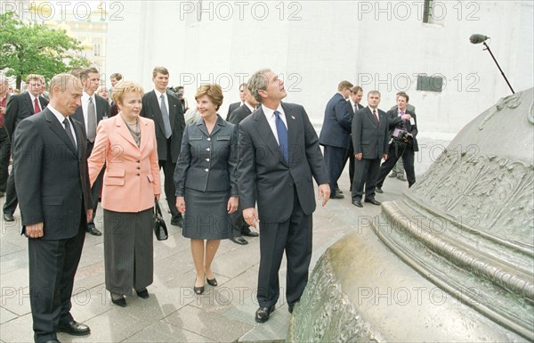 Russian president vladimir putin (l), his wife lyudmila putina, (2nd l) ,u,s, president george bush (r) and his wife laura bush (2ndr) pictured looking at a huge 'tsar-bell' while strolling in the kremlin after an official launch here on friday, may 24, 2002.