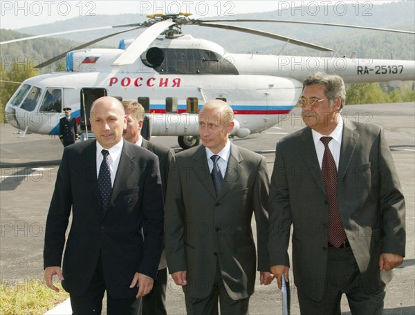 Kemerovo region,russia, august 29, russian president vladimir putin (c) flanked by director general of the raspadskaya coal mine gennady kozovoi (l) and kemerovo governor aman tuleyev heading for the mine situated in the kuznetsk coal basin (kuzbass), kemerovo region, on thursday.