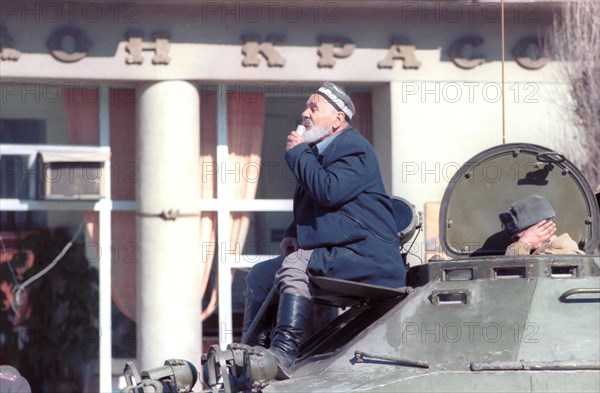 Gorozhanin-aksakal calling for the end of violence in dushanbe, tajikistan, february 1990.