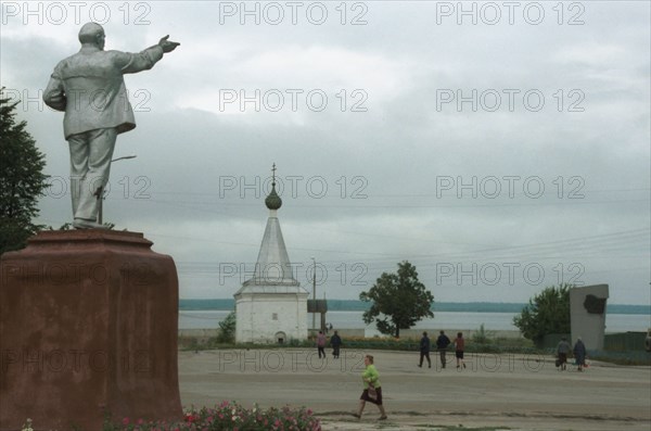 Kozmodemyansk city in mari-el autonomous republic, russia, 1991, the main square with a statue of v,i,lenin.