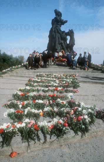 Monument at babiy yar (babi yar) to victims of fascism, september 30, 1990, day of memory, kiev, ukraine.