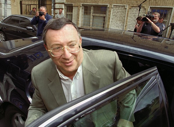 Moscow, russia, july 4, 2000, head of media most, a russian independent media holding company, vladimir gusinsky heads to the office of the russian prosecutor general for  another interrogation on tuesday, he was arrested  on june 13 being accused of swindling and grand larceny charges.