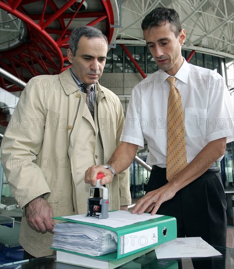Former russian world chess champion garry kasparov (l) brings files for a request by russian communist and yabloko parties against a russian violation of 3 articles of the human rights convention in the russian december 2003 elections, 27 october 2005, at the european court of human rights (echr), in strasbourg, france.
