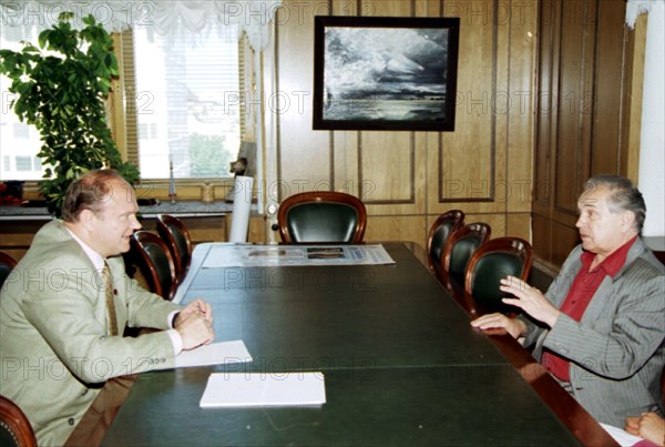Presidential candidate from the people's patriotic bloc, communist gennadi zyuganov (left) during a meeting on june 24th 1996 with alexander zinovyev, former dissident, participating in the election campaign of the candidate.
